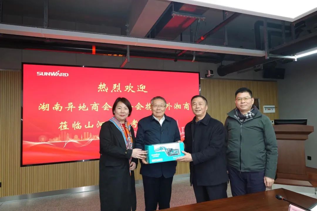 20220203180341_31581 湖南异地商会结合会组织海表湘商来访江山智能