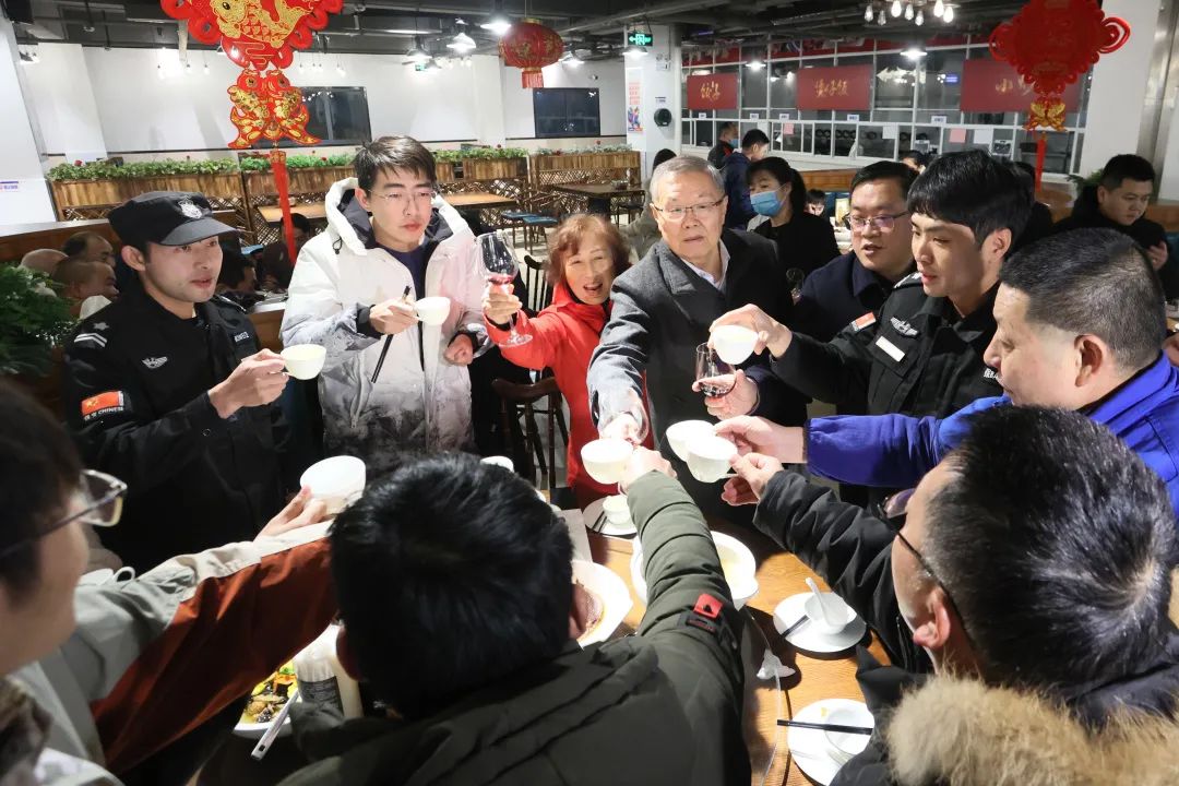 江山智能董事长何清华与留厂员工一路过大年！