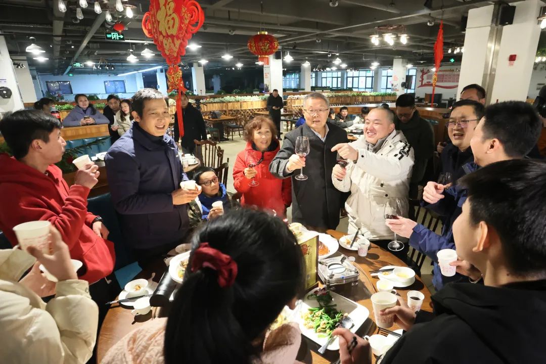 江山智能董事长何清华与留厂员工一路过大年！