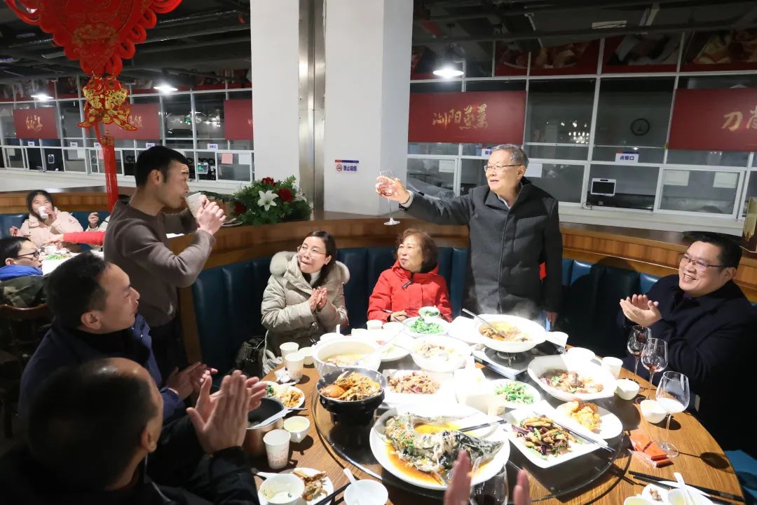 江山智能董事长何清华与留厂员工一路过大年！