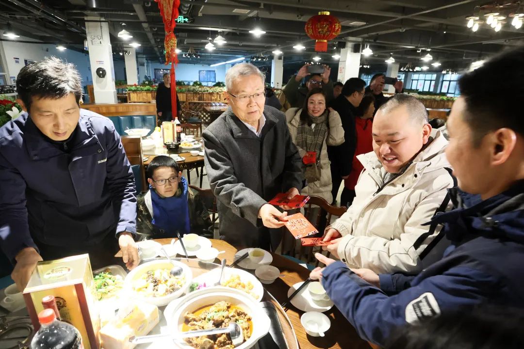 江山智能董事长何清华与留厂员工一路过大年！