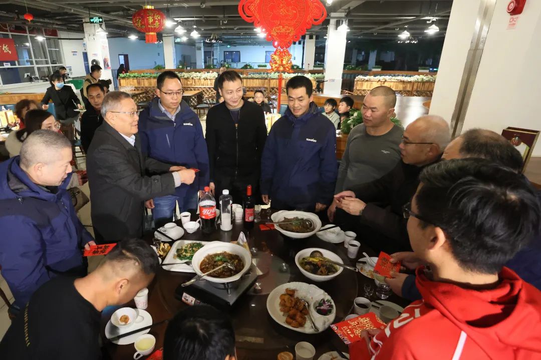 江山智能董事长何清华与留厂员工一路过大年！