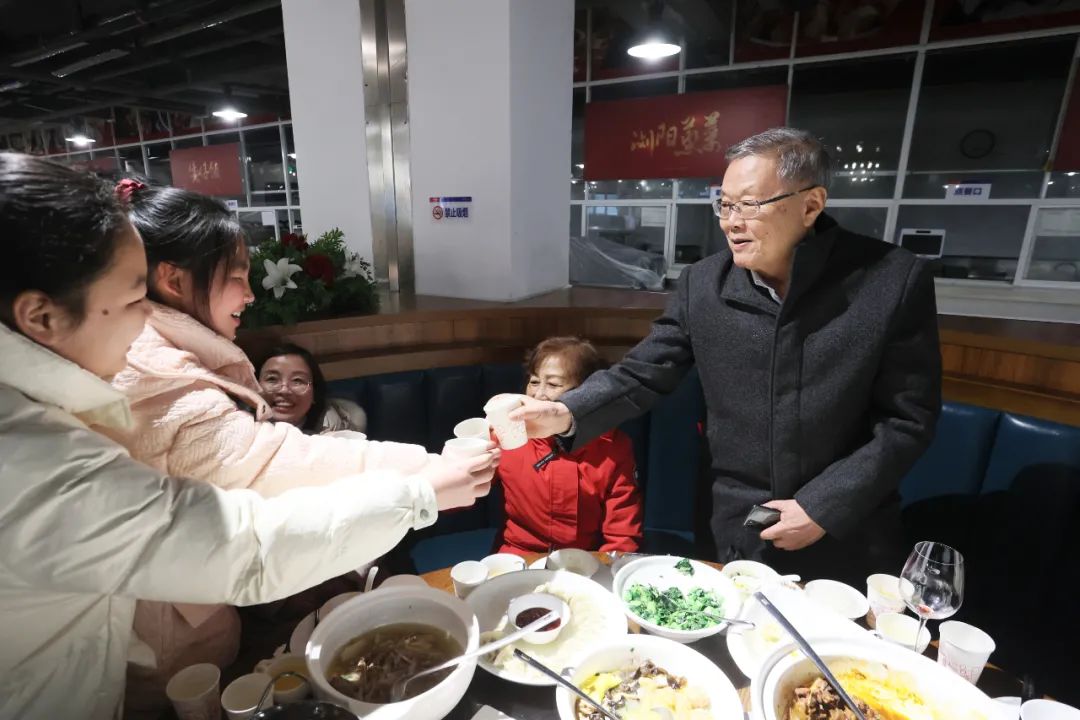 江山智能董事长何清华与留厂员工一路过大年！