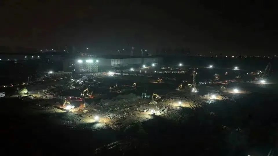 冲锋一线显担任！江山智能挖掘机助力长沙方舱医院建设