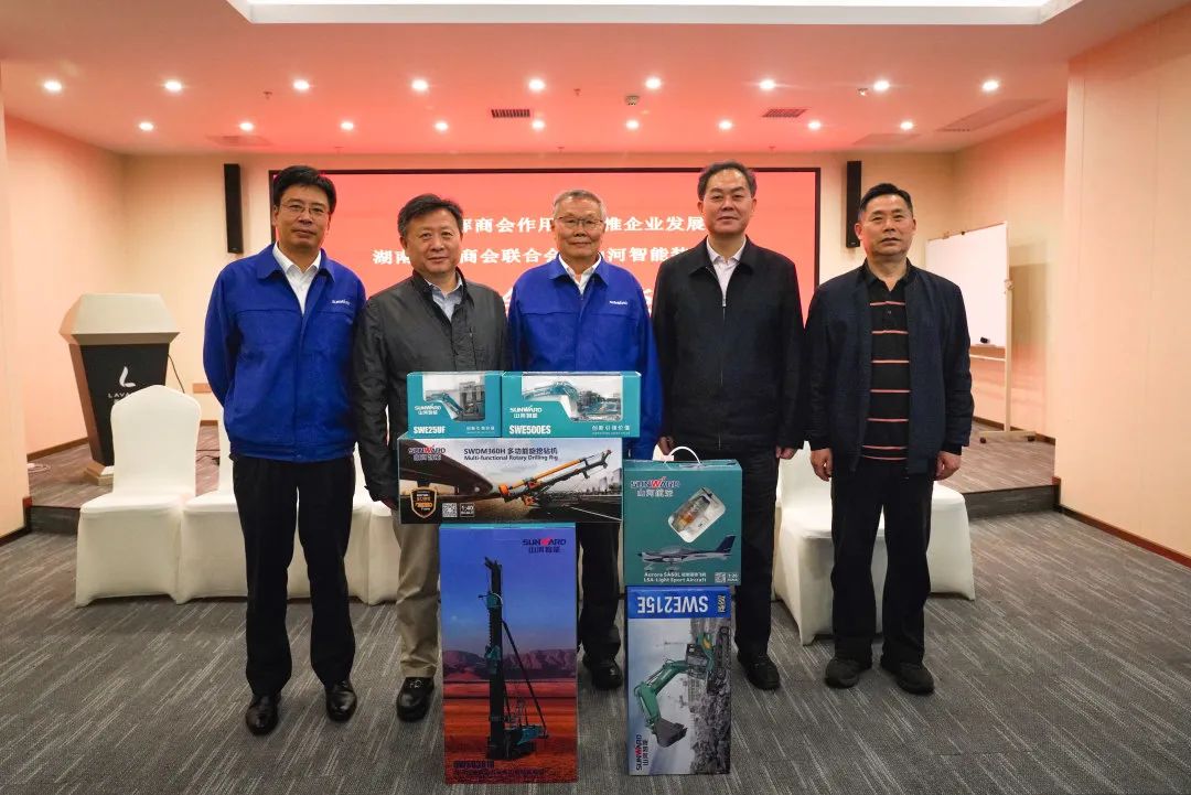抱团出海，携手共赢！何清华带队赴湖南异地商会结合会造访互换