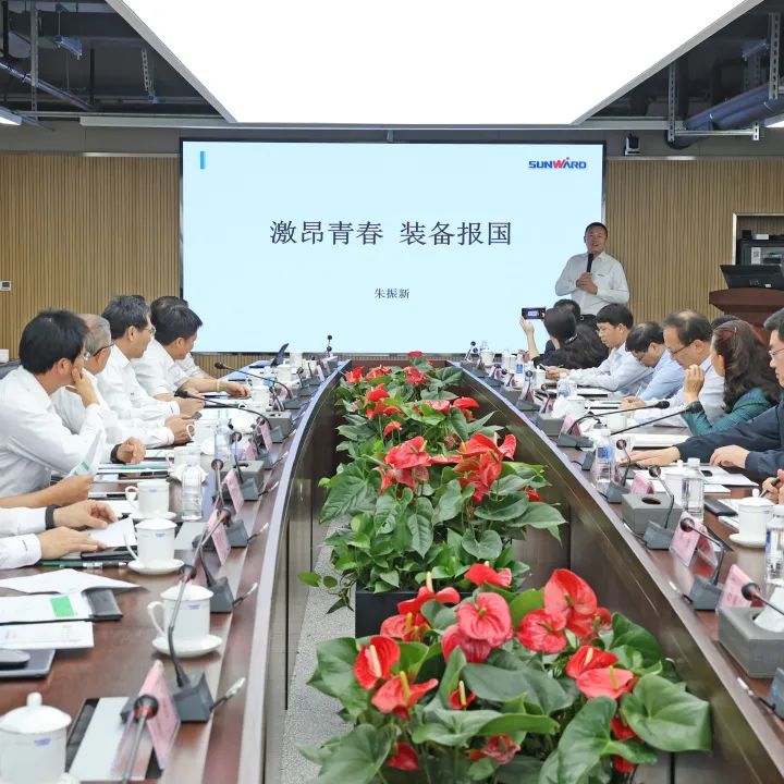 20220518092802_41882 深入产学研合作!中南大学堂长、中国工程院院士田红旗率团造访江山智能