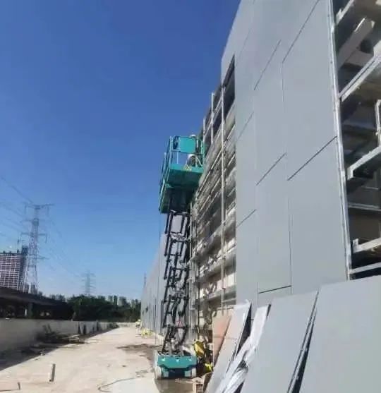 20221020083506_42966 多志成城抗疫情!江山智能高空机械助力西安方舱医院建设
