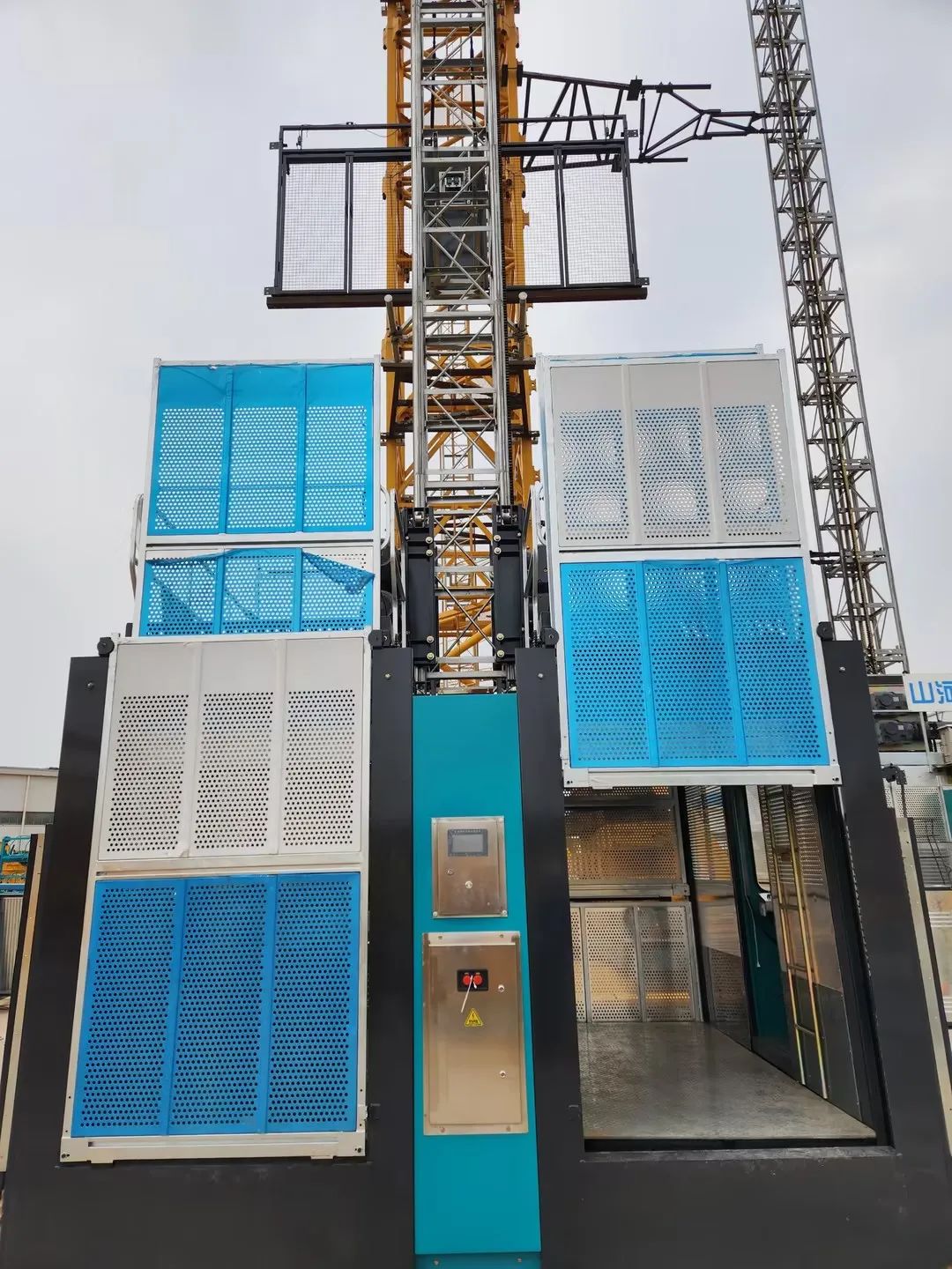 科技显能、再添新品！江山江麓智能施工起落机成功下线