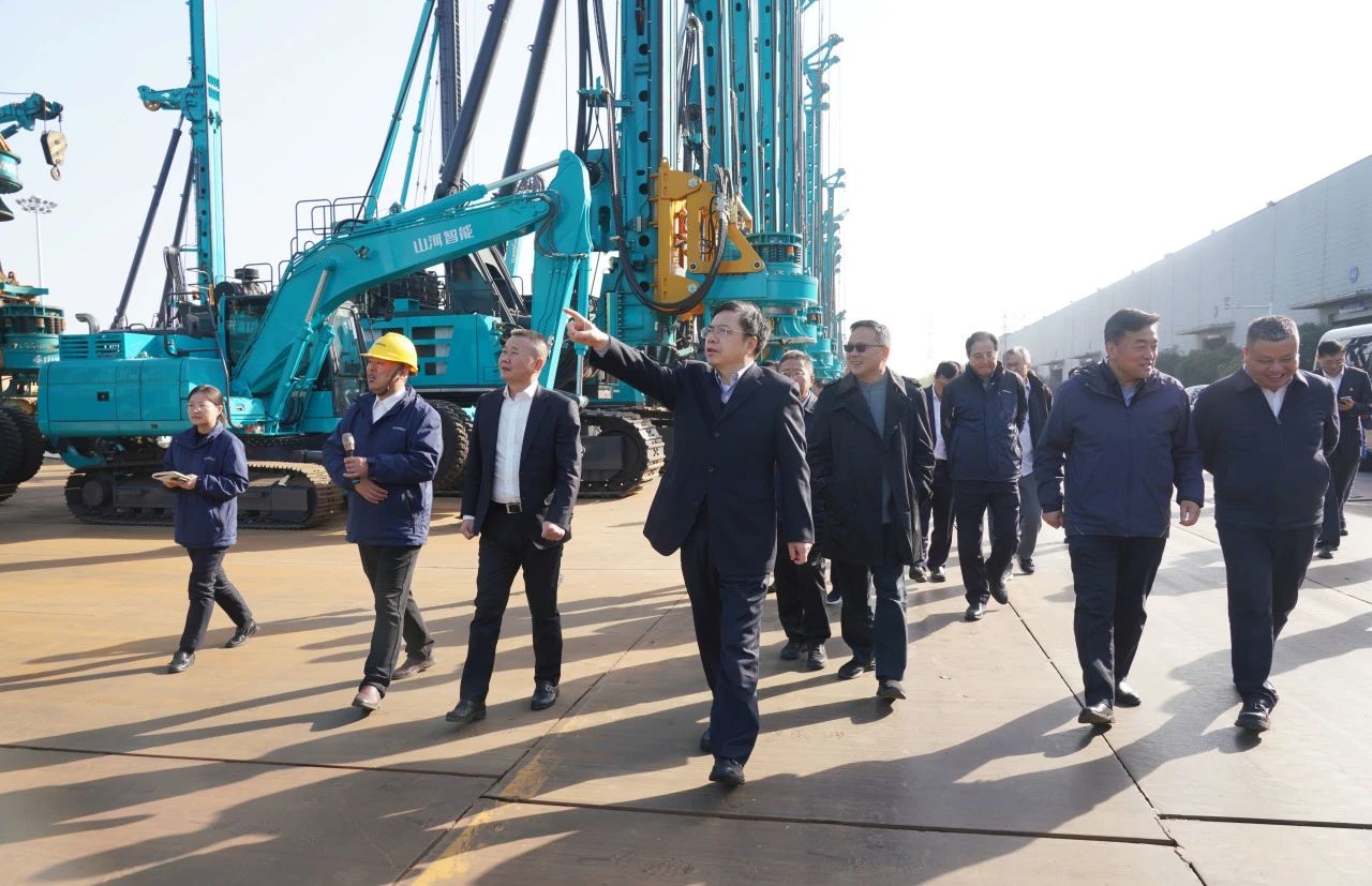 聚焦设备再造作！上海市政协副主席、党组副书记肖贵玉带队调研江山智能