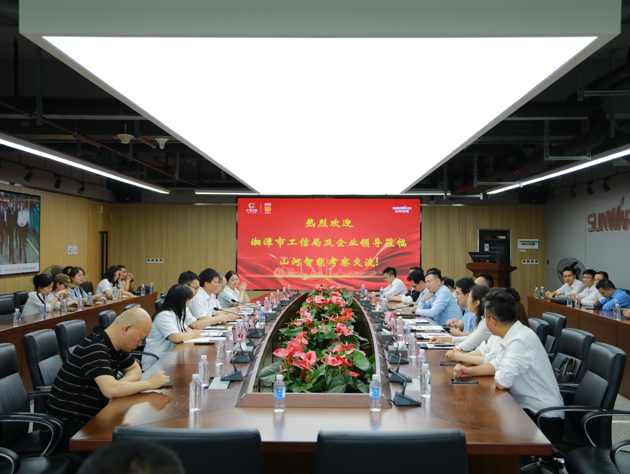 湘潭市工信局带队莅临江山智能发展智能造作现场观摩互换活动