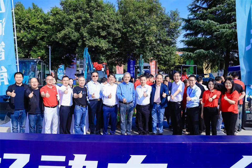 20241018170845_49599 展示“掘”对实力!江山智能亮相2024微挖大会暨幼型设备大会