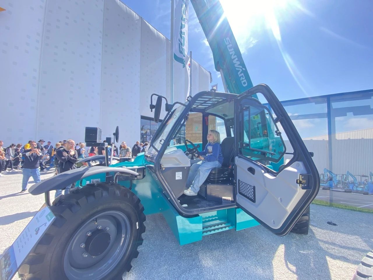 江山智能高空机械闪灼Bauma 2025！ 新能源技术与创新产品获全球瞩目