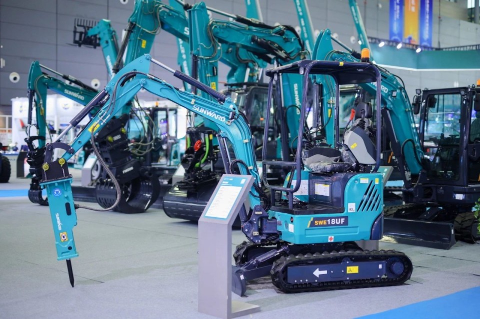 2025 CICEE | 从单一工具迈向多元化解决规划，江山智能出现非凡挖掘机风采