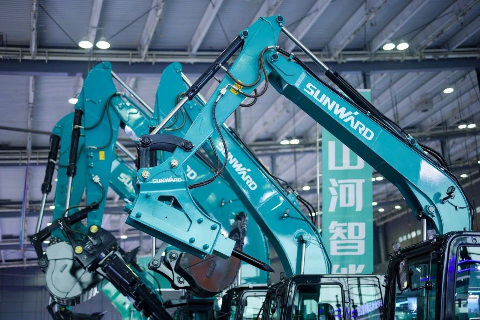 2025 CICEE | 从单一工具迈向多元化解决规划，江山智能出现非凡挖掘机风采