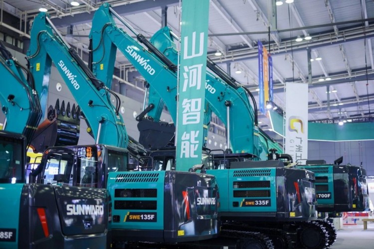 2025 CICEE | 打造极致精品化，江山智能挖掘机“圈粉”长沙展