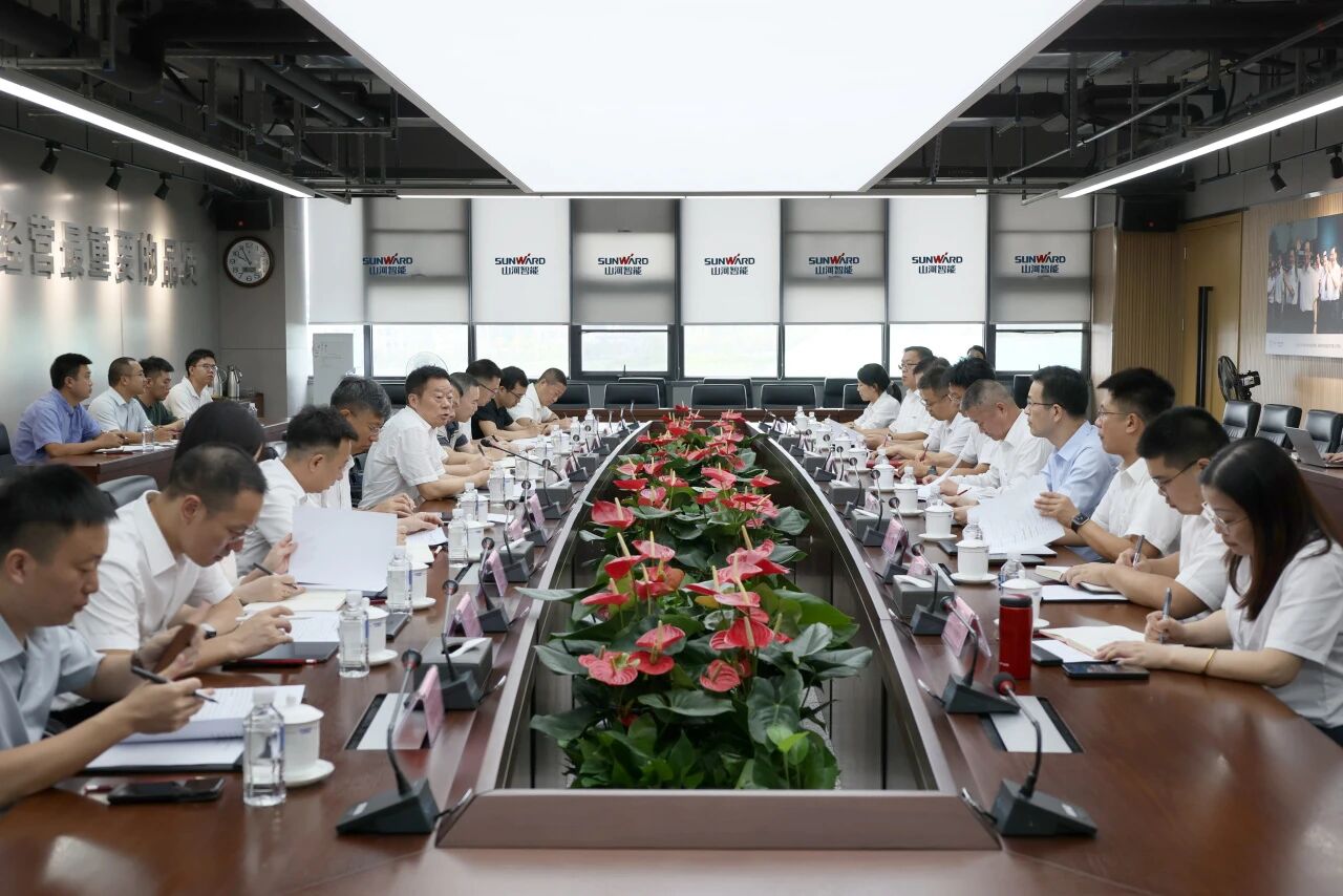 湖南省政协副主席、省工程机械产业链链长何寄华调研江山智能