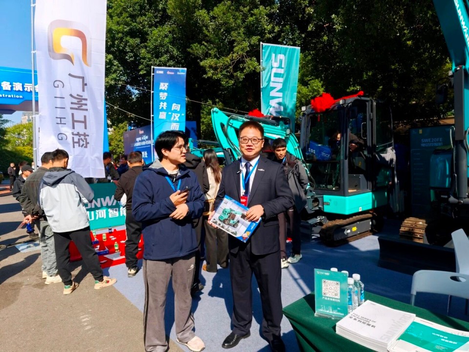 江山智能微挖“天团”闪灼武汉，引领绿色施工潮水