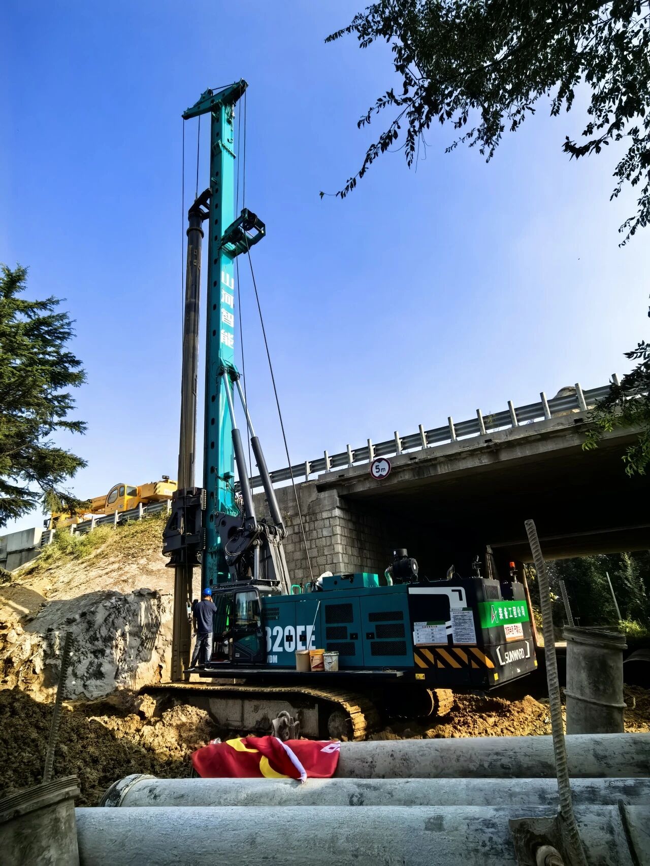 江山智能增程式电动旋挖钻机助力山东高速建设，绿色施工功效显著