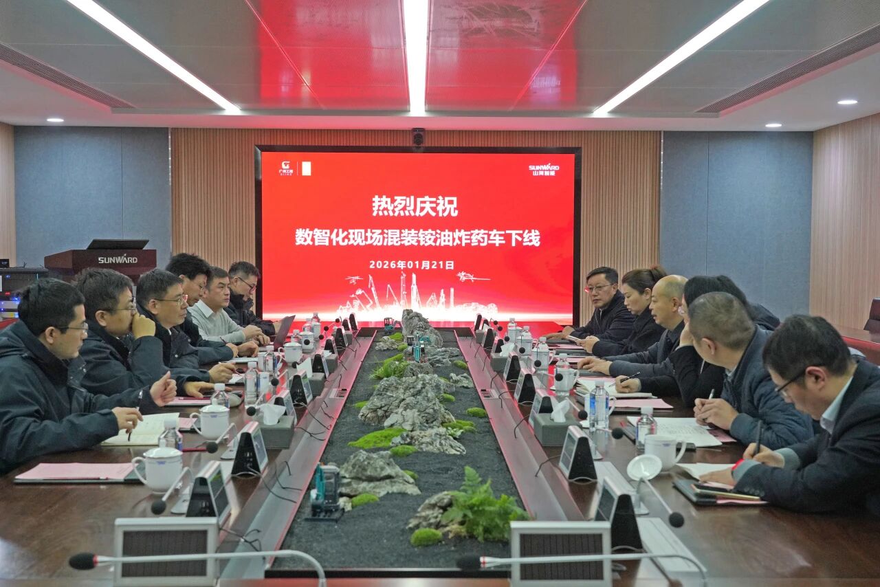 数智化现场混字油火药车下线！江山智能与易普力携手共筑智能矿山新篇章