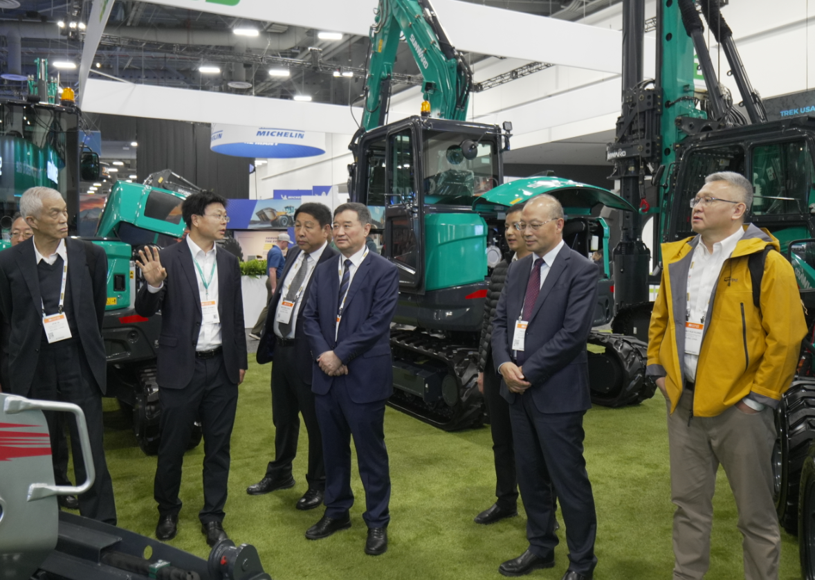 2026美国拉展 | 中国工程机械工业协会会长苏子孟一行到访江山智能展位