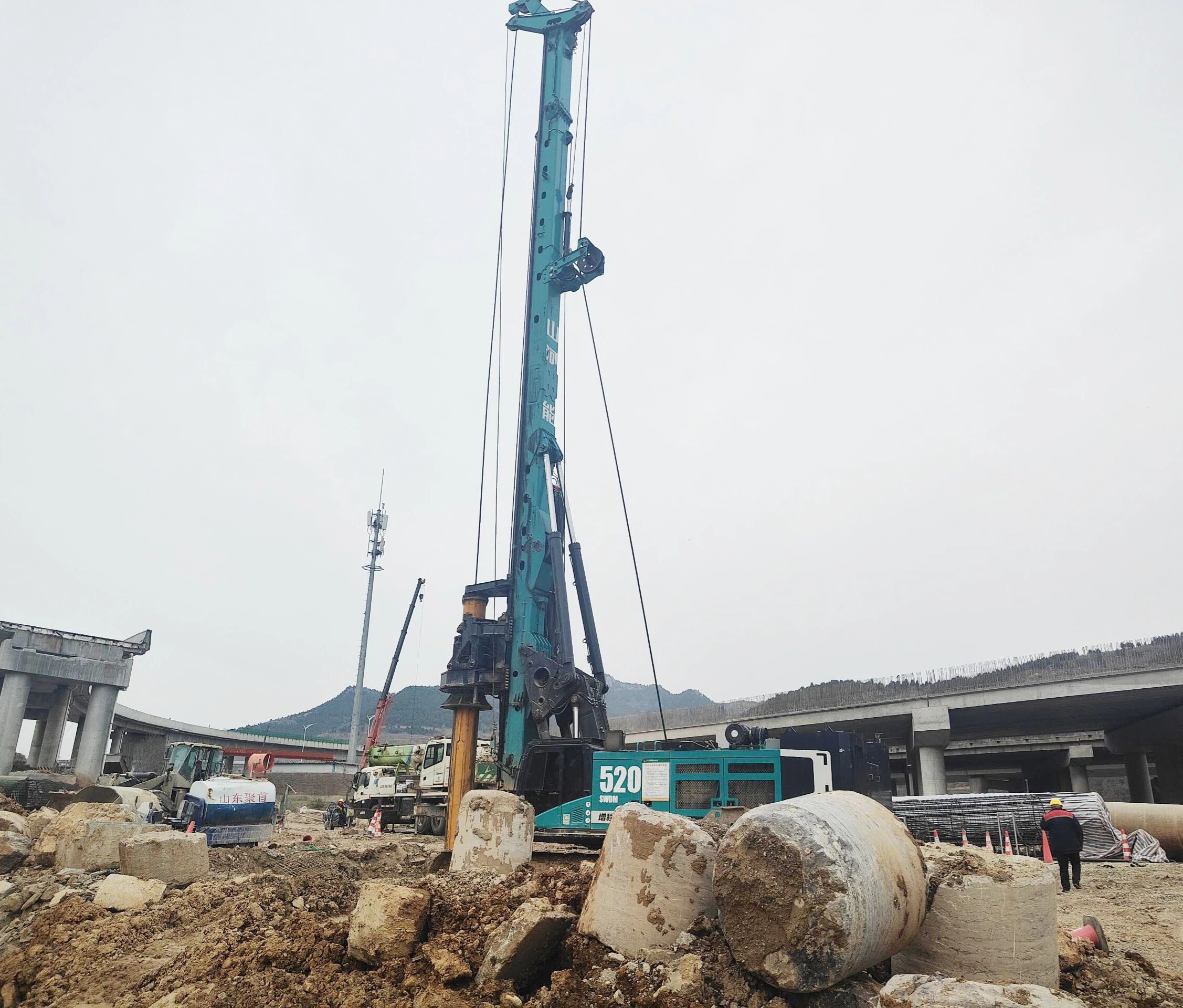 “亮剑”赤峰绕城改扩建项目，江山智能增程式电动旋挖钻机高效入岩受好评